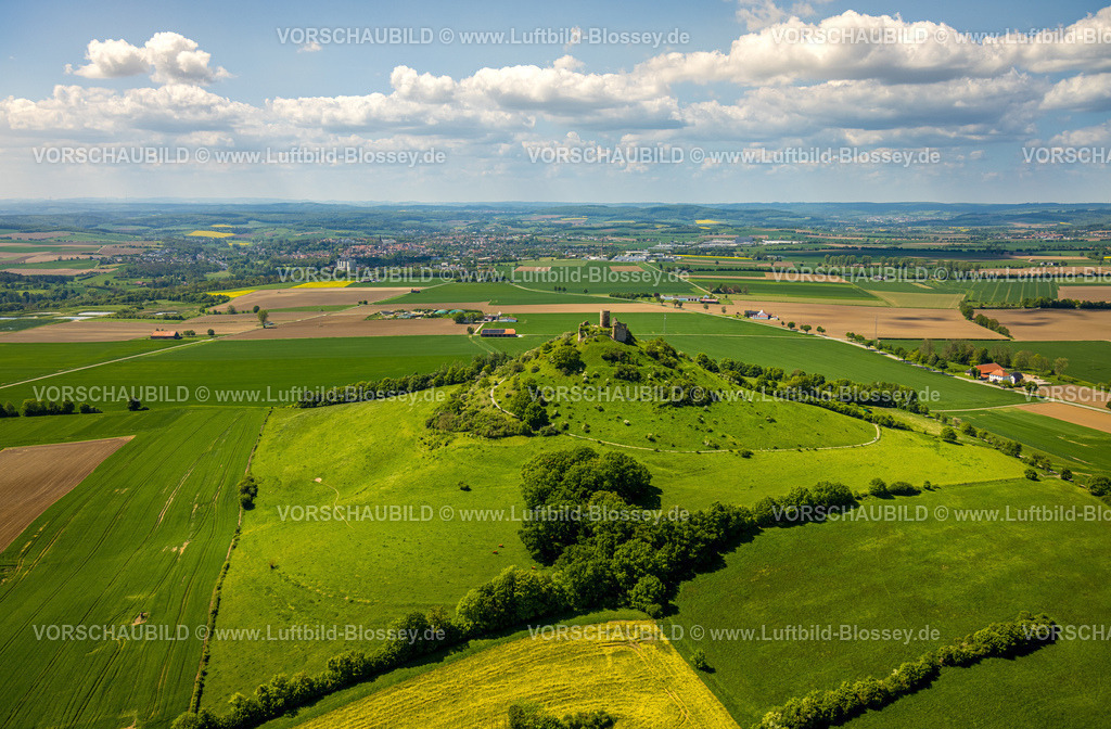 Warburg240504986BurgDesenberg | Luftbild, Burg Desenberg auf einem Vulkankegel, historische Sehenswürdigkeit, Ruine einer Höhenburg in der Warburger Börde, kachelförmige Wiesen und Felder mit Fernsicht, Daseburg, Warburg, Ostwestfalen, Nordrhein-Westfalen, Deutschland