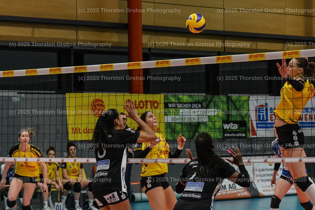 VBL VFB Suhl vs. SCHWARZ-WEISS Erfurt | (VFB Suhl) in Gelb, (Schwarz-Weiss Erfurt) in Schwarz; VBL VFB Suhl vs. SCHWARZ-WEISS Erfurt, Volleyball-Bundesliga Frauen am 17.02.2018 in der Multihalle in Meiningen, (Deutschland) - Realisiert mit Pictrs.com