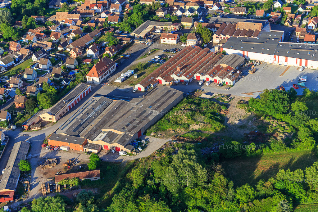 Aerial view: Carrosserie Selestat renov und Transport VIR in ehemalige Fabrik in Wittisheim in the state Bas-Rhin, France.Photo: IMG_147358.jpg taken on 05/29/2025 by Werner Riehm/FLY-FOTO.comResolution of the original: 5472 x 3648 px