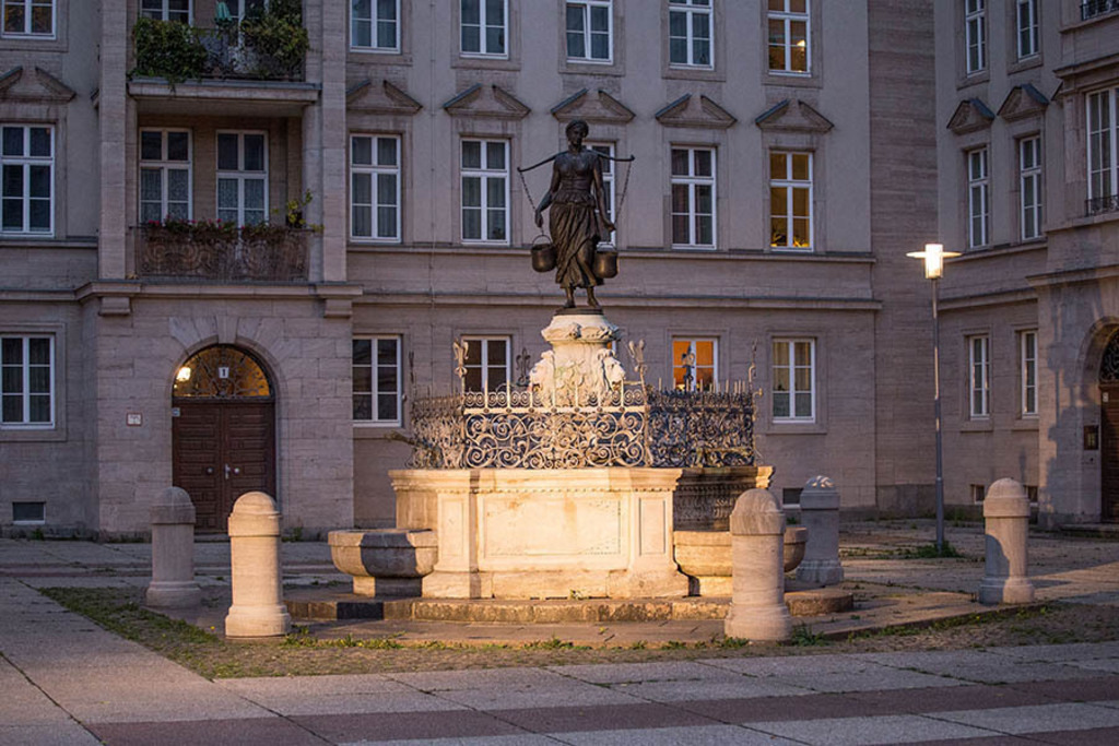 Foto: Leipzig - Mägdebrunnen | Das Team hinter BILDLEXIKON LEIPZIG bündelt historische wie aktuelle Informationen über die Stadt Leipzig in Text und Bild auf einer Plattform und stellt diese der interessierten Öffentlichkeit zur Verfügung.