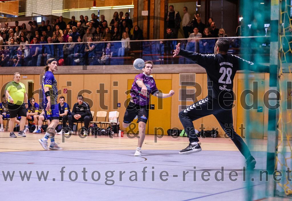 2024-12-14_052_SpVgg_Altenerding_gegen_MTV_Pfaffenhofen | Erding, Deutschland, 14.12.2024:Handball, Bezirksoberliga Männer 2024 / 2025, 10. Spieltag, SpVgg Altenerding gegen MTV Pfaffenhofen, Endergebnis: 32:30Joseph Wyhnalek (SpVgg Altenerding, #2), Tobias Hartmair (MTV Pfaffenhofen, #28)Foto: Christian Riedel / fotografie-riedel.net