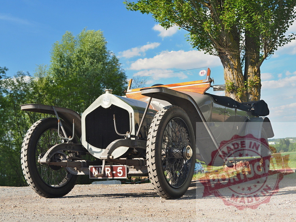 Vintage car standing by a large tree | Old classic roadster automobile parked outdoors on a sunny day in the countryside - Realisiert mit Pictrs.com