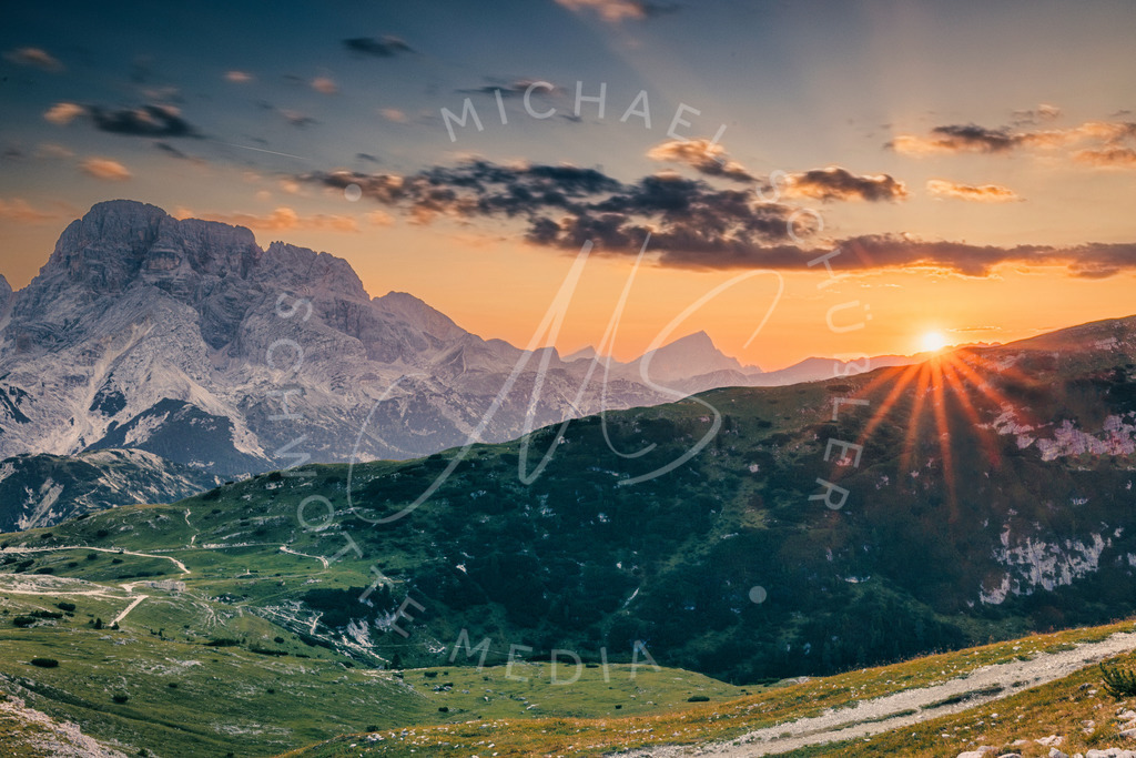 2022-07-19 Dolomiten Plaetzwiese Strudelkopf - 072-Bearbeitet | Sonnenuntergang in den Dolomiten am Strudelkopf - Realisiert mit Pictrs.com