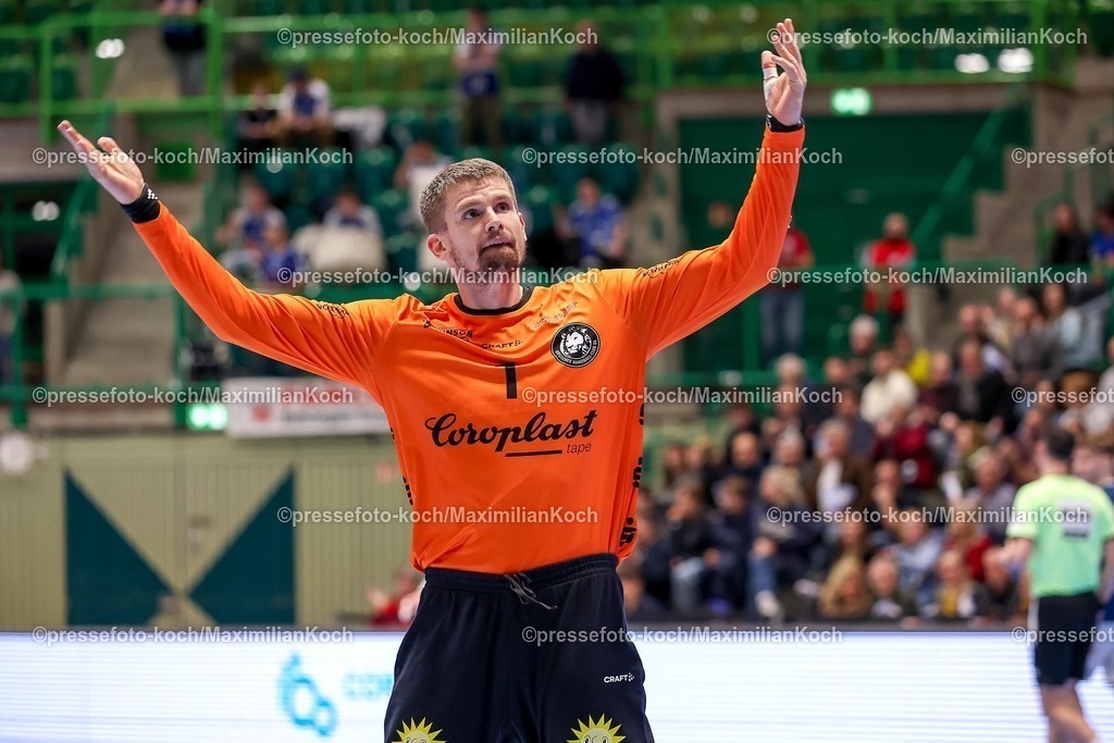 BHC11122501021 | 11.12.2025, Handball, HBL, Bergischer HC - ThSV Eisenach, Unihalle Wuppertal: Torhüter Christopher Rudeck (BHC #01) jubelnd auf dem Spielfeld