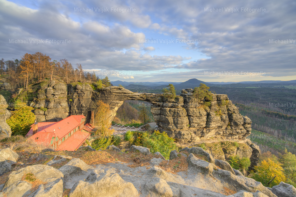 Prebischtor in Tschechien im Sonnenlicht | Blick auf das Prebischtor im böhmischen Teil des Elbsandsteingebirges an einem Nachmittag im Herbst.

 - Realisiert mit Pictrs.com