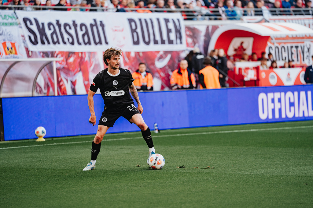 FCS07659 | Der offizielle Shop für FC St. Pauli Fotos. Wähle aus Spielszenen & Fanmomenten dein FCSP Wunschformat. Wir liefern Millerntor-Atmosphäre.