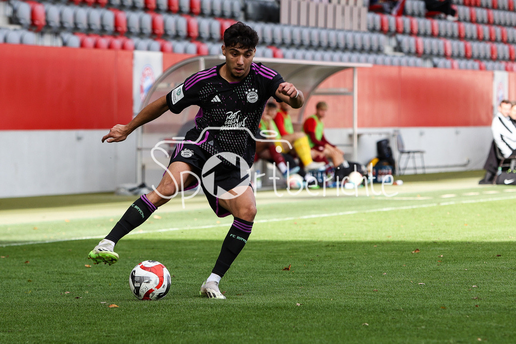 FC Bayern Muenchen U19 - 1. FC Kaiserslautern U19 | Emirhan DEMIRCAN (FCB #7) am Ball / Freisteller / Einzelfoto