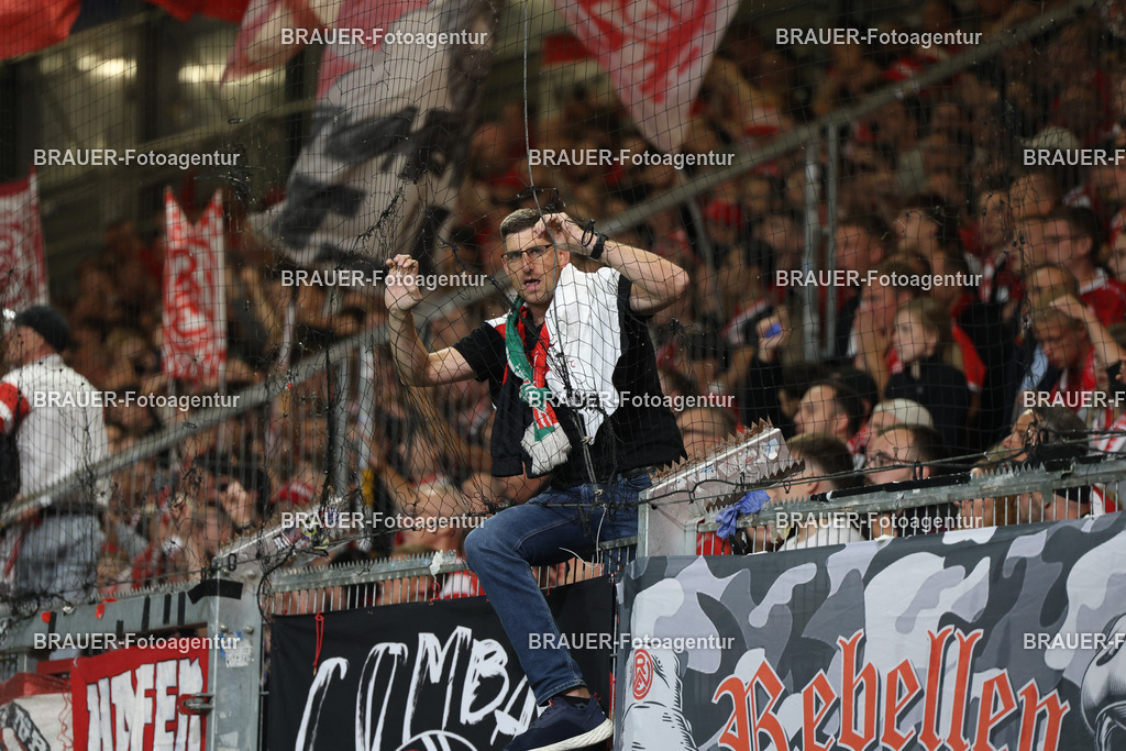SV Wehen Wiesbaden - Rot-Weiss Essen | Wiesbaden, Deutschland, 22.08.2025Fan von (Rot-Weiss Essen) auf dem Zaun im Fanblock während des drittliga Spiels zwischen SV Wehen Wiesbaden und Rot-Weiss Essen am 22.08.2025 in der BRITA-Arena in Wiesbaden. (Foto von Timo Bluhmki-Schmidt/Brauer Fotoagentur