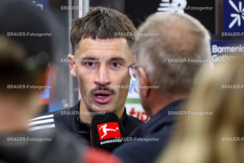 Bayer 04 Leverkusen vs Eintracht Frankfurt - Bundesliga  | Leverkusen, Deutschland, 12.09.25:   Robin Koch (Eintracht Frankfurt) im Interview waehrend des Spiels der Bundesliga zwischen  Bayer 04 Leverkusen vs Eintracht Frankfurt in der BayArena(Foto von Brauer-Fotoagentur / Adrian Schlueter)