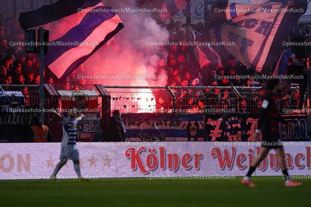 xYDRx21122501052 | 21.12.2025, xydrx, Fußball, 3.Liga, FC Viktoria Köln - MSV Duisburg, Saison 2025 2026, Sportpark Höhenberg:  Fana des MSV Duisburg zünden Pyrotechnik      DFB regulations prohibit any use of photographs as image sequences and or quasi-video.Photo: xYannisxDreimannxPressefotoKochx