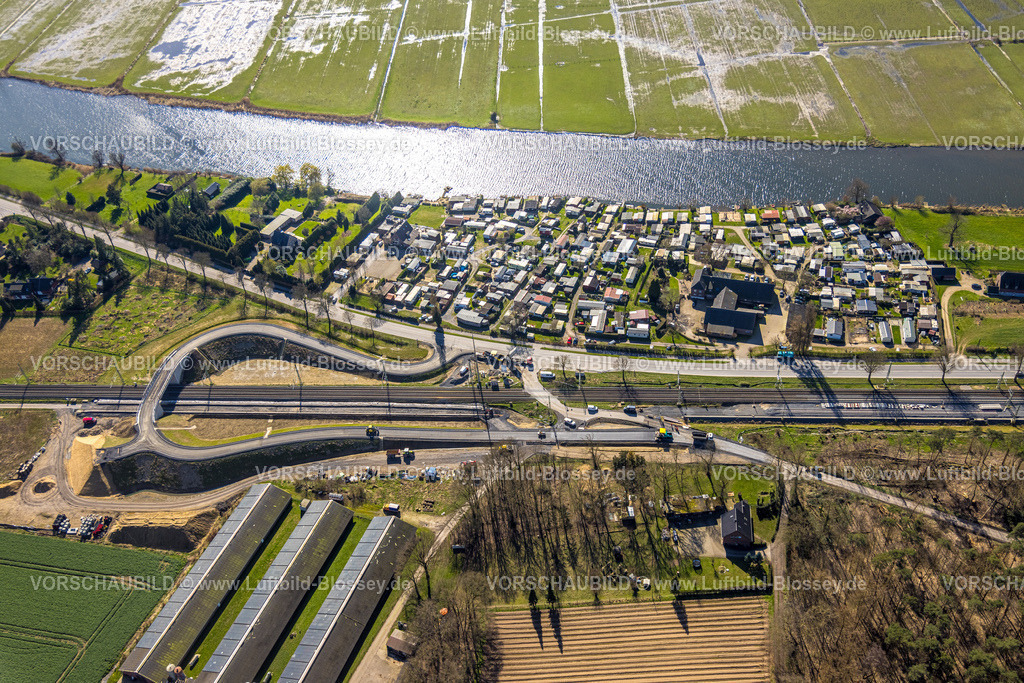 Rees240312147Haldern | Luftbild, Ausbau der Betuweroute und Betuwe-Linie Eisenbahnstrecke, Baustelle und Neubau einer geschwungenen Straßenbrücke Weseler Straße und Reeser Straße über die Bahnlinie, Campingplatz Schulte-Hagenhof, Gewerbegebiet Gebäude mit Solardach am Antonieweg, Haldern, Rees, Nordrhein-Westfalen, Deutschland