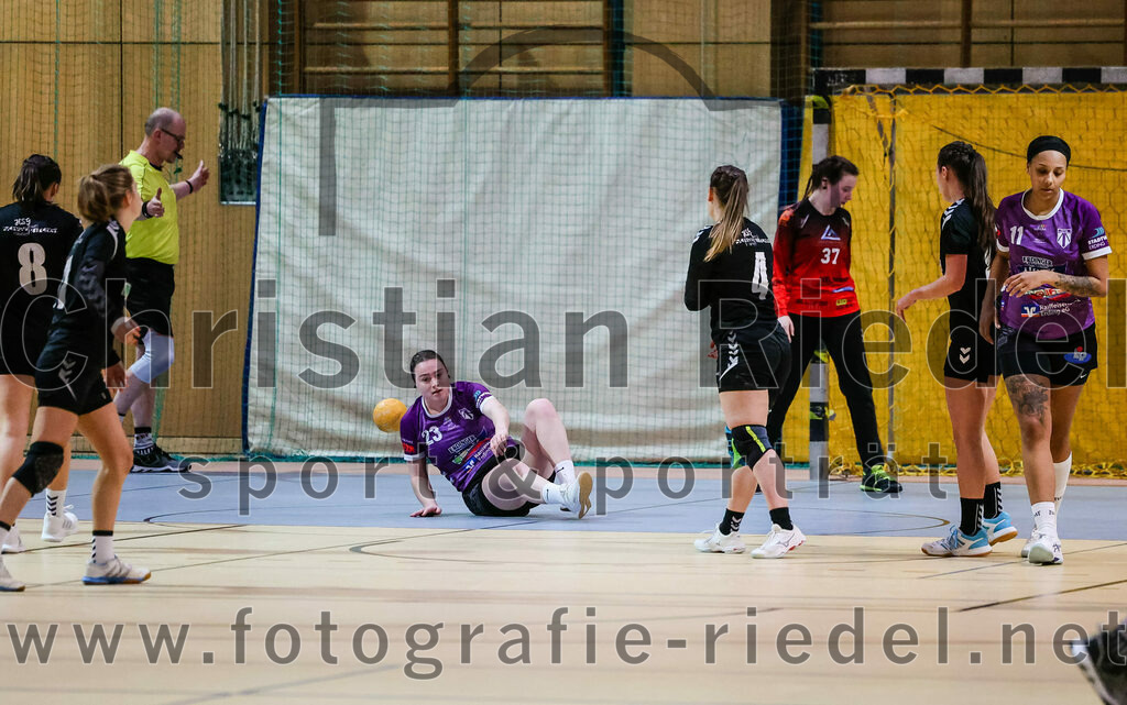 2024-01-27_053_SpVgg_Altenerding_gegen_HSG_Schwab-kirchen | Erding, Deutschland, 27.01.2024:
Handball, Bezirksoberliga Frauen Altbayern 2023 / 2024, 12. Spieltag, SpVgg Altenerding gegen HSG Schwab/kirchen, Endergebnis: 39:28

Elena Sommer (SpVgg Altenerding, #23), Anna Hirner (HSG Schwab/kirchen, #4), Lisa Marie Dörnhofer (HSG Schwab/kirchen, #37), Nikayla Alston (SpVgg Altenerding, #11)

Foto: Christian Riedel / fotografie-riedel.net