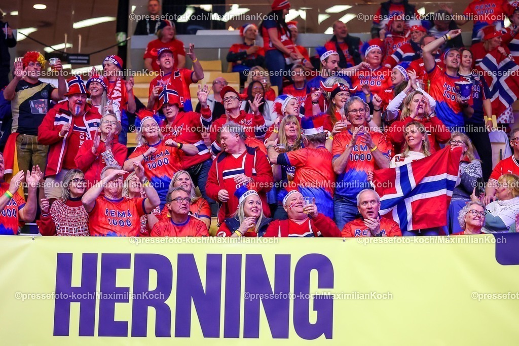 EHF22012602071 | 22.01.2026, Handball, Men's EHF EURO 2026, Spanien - Norwegen, Jyske Bank Boxen in Herning, Dänemark, Main Round: Fans aus Norwegen feuern die Mannschaft an. 