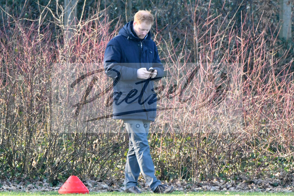 20200207_TRAOSN_0063 | Fußball, Herren: Sportdirektor Benjamin Schmedes (VfL Osnabrueck) schaut waehrend der Trainingseinheit des VfL Osnabrueck im Sportpark Illoshoehe am 07.02.2020 in Osnabrueck, Deutschland. - Realisiert mit Pictrs.com