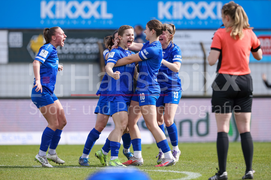 Fussball, 2. Frauen-Bundesliga, SV Meppen - SC Sand | Spielerinnen vom SV Meppen mit Torjubel, Jubel, jubeln, jubelt, optimistisch, Spielszene, Highlight, Freude über das Tor zum 1:1, DIE DFB-RICHTLINIEN UNTERSAGEN JEGLICHE NUTZUNG VON FOTOS ALS SEQUENZBILDER UND/ODER VIDEOÄHNLICHE FOTOSTRECKEN. DFB REGULATIONS PROHIBIT ANY USE OF PHOTOGRAPHS AS IMAGE SEQUENCES AND/OR QUASI-VIDEO.