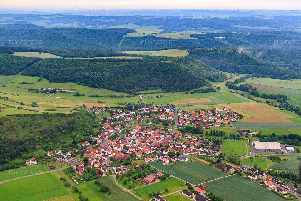 Luftbild: Ortsansicht aus Norden in Karsbach im Bundesland Bayern in Deutschland. Foto: IMG_66009.jpg vom 30.05.2014 durch Werner Riehm/FLY-FOTO.de – Auflösung des Originals: 4752 x 3168 px