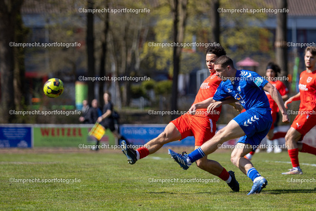 Fußball I Junioren I Saison 2025-2026 I DFB-Nachwuchsliga I 8. Spieltag I JFV Lübeck - 1. FC Magdeburg 45 | v.l. Saico Balde (19, JFV Lübeck), Max Adrian (16, 1. FC Magdeburg) - Realisiert mit Pictrs.com