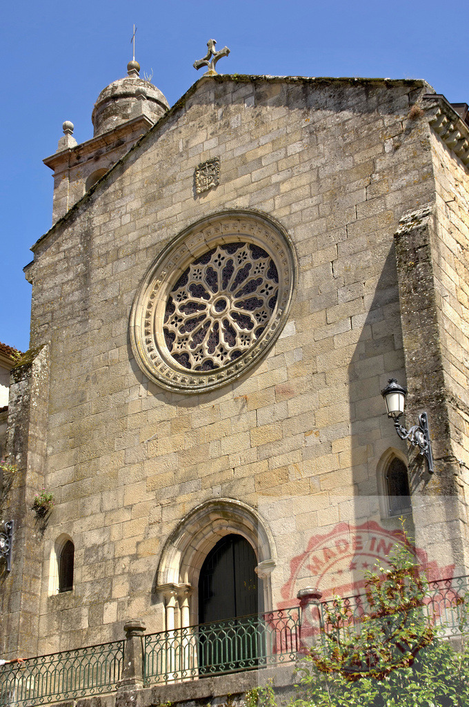 Igreja de Sao Francisco facade in Guimaraes Portugal. Galicia - Spain | Stone facade of historic Church of Sao Francisco with rose window and arched entrance - Realisiert mit Pictrs.com