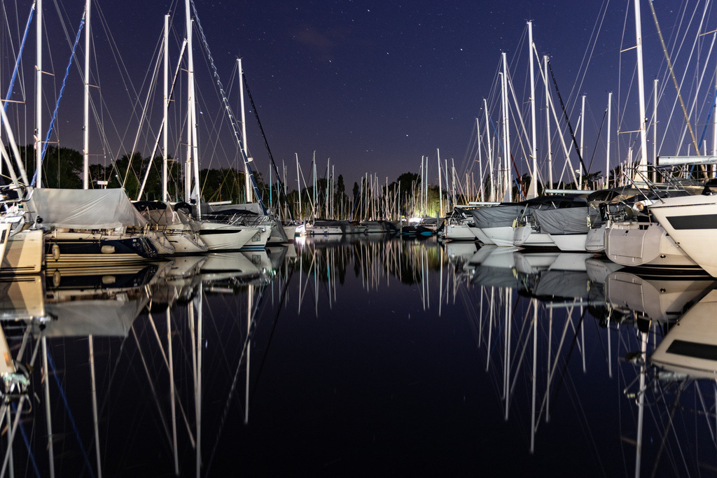 Nacht_im_Hafen | Sie suchen ein Bild für Ihr Büro/Ihre Wohnung oder ein Fotogeschenk? So geht's: 
1.) Lieblingsbild auswählen
2.) Wunschprodukt (Leinwand, Alu-Dibond, Acryl, Fotogeschenk) auswählen. - Realisiert mit Pictrs.com