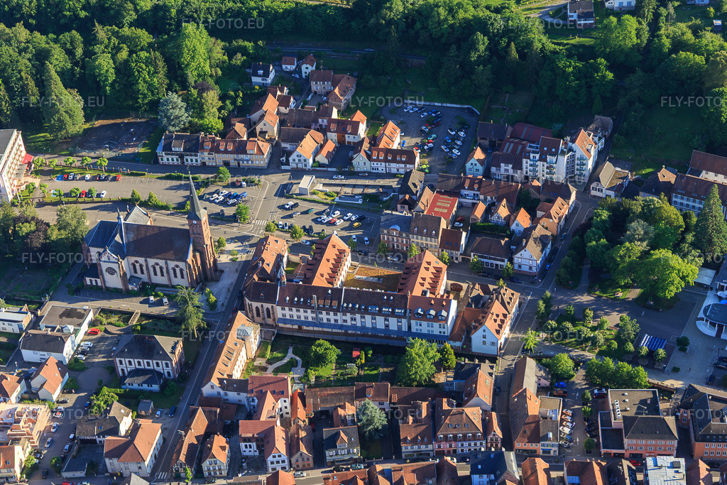 Vue aérienne: Église Saint-Martin et Pl. Saint Martin à Niederbronn-les-Bains dans le département Bas Rhin, France – .Photo: IMG_115408.jpg prise le 16/06/2019 par Werner Riehm/FLY-FOTO.eu – Résolution de l'original: 5322 x 3548 px