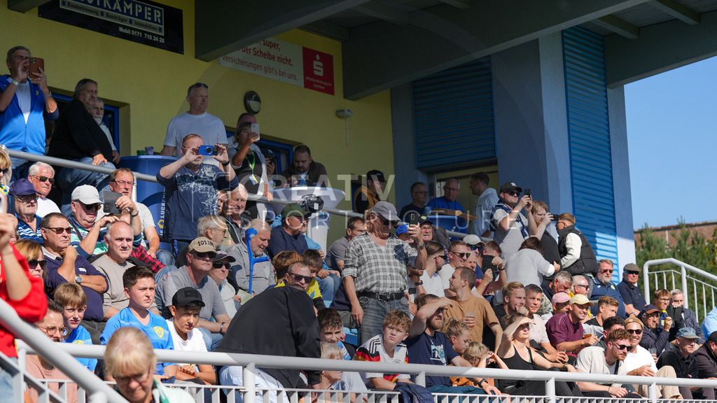 Fußball, Herren, Saison 2025/2026, Regionalliga Nordost, 10. Spieltag, FSV 63 Luckenwalde vs. BSG Chemie Leipzig, Samstag 27.09.2025, Werner-Seelenbinder-Stadion Luckenwalde, | Fußball, Herren, Saison 2025/2026, Regionalliga Nordost, 10. Spieltag, FSV 63 Luckenwalde vs. BSG Chemie Leipzig, Samstag 27.09.2025, Werner-Seelenbinder-Stadion Luckenwalde, Im Bild: Ein Blick auf die Tribüne im Luckenwalder Werner-Seelenbinder-Stadion. - Realisiert mit Pictrs.com