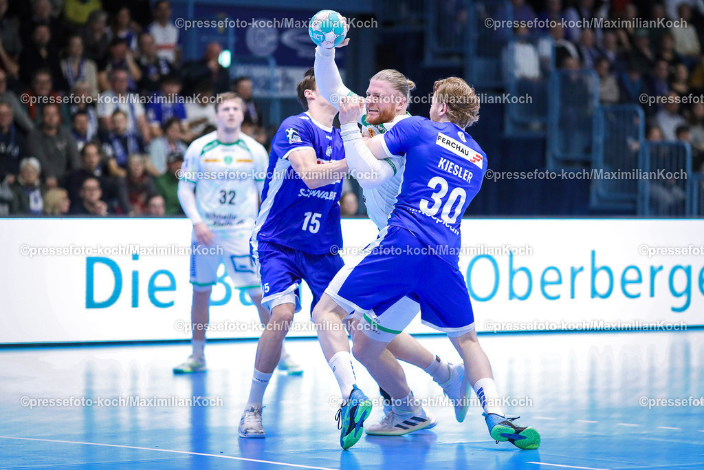Gum1HBL19022401017 | 19.02.2024, Gummersbach, Handball, Liqui Moly Bundesliga, Schwalbe-Arena, VfL Gummersbach - SC DHfK Leipzig: Miro Schluroff (VfL Gummersbach) und Tom Kiesler (VfL Gummersbach) verteidigen gegen Maciej Gebala (SC DHFK Leipzig)