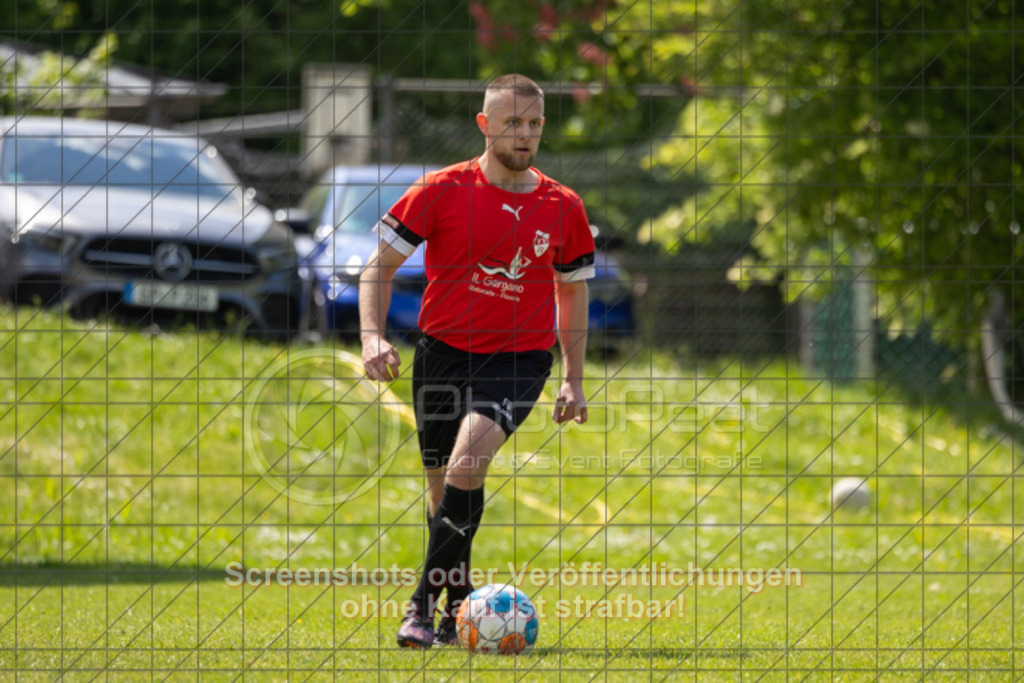 20250518_150856_0070 | #,TV Birenbach (rot) vs. SGM Jebenhausen/Bezgenriet II (organge), Fussball, Kreisliga B8 - Bezirk Neckar/Fils, 27. Spieltag, Saison 2024/2025, Rasenplatz, Sportplatz Birenbach, Turnhallenweg 8, 73102 Birenbach, 18.05.2025 - 15:00 Uhr,Foto: PhotoPeet-Sportfotografie/Peter Harich