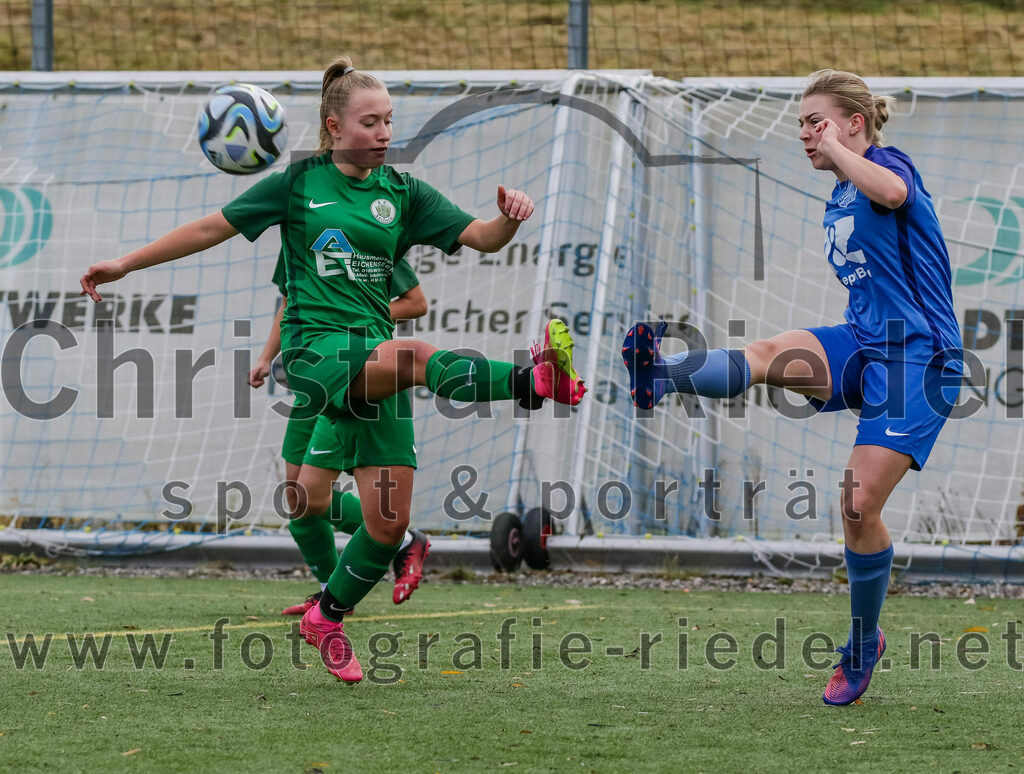 2023-11-19_056_FC_Langengeisling_gegen_FC_Forstern_II | Erding, Deutschland, 19.11.2023:
Fußball, Bezirksoberliga 2023 / 2024, 12. Spieltag, FC Langengeisling gegen FC Forstern II, Endergebnis: 3:0

Julia Marjanovic (FC Forstern, #11), Marie Huber (FC Langengeisling, #2)

Foto: Christian Riedel / fotografie-riedel.net