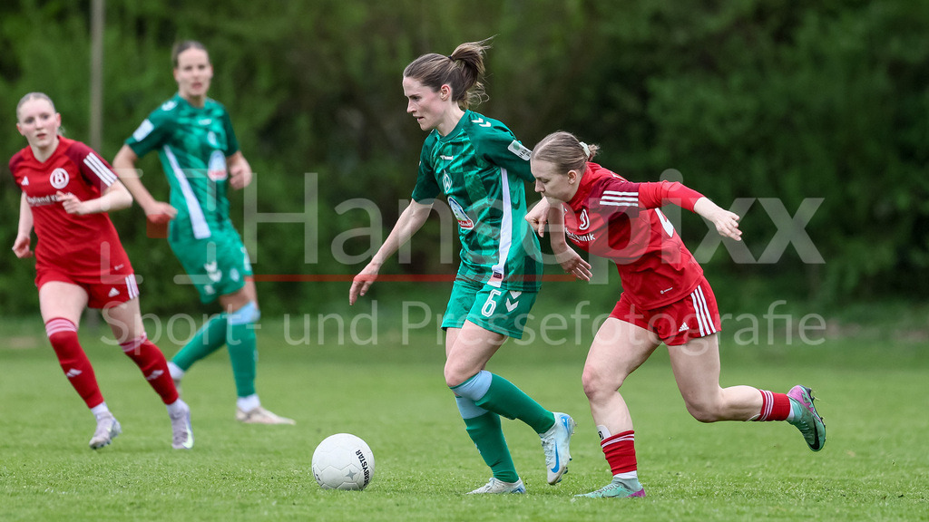 Fussball, Testspiel Frauen, ATS Buntentor - SV Werder Bremen | v.li.: Reena Wichmann (SV Werder Bremen, 6) und Mia Bastian (ATS Buntentor, 22) im Zweikampf, Duell, Dynamik, Aktion, Action, Spielszene