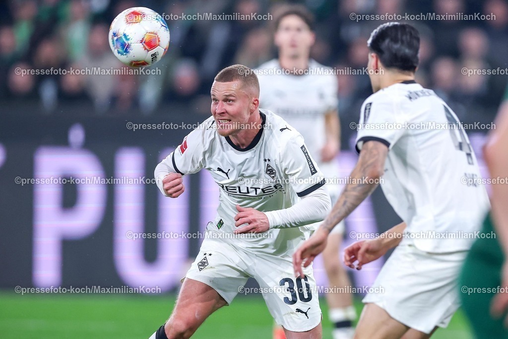 BMG13122502095 | 13.12.2025, Fußball, Borussia Mönchengladbach - VfL Wolfsburg, 1. Fußball Bundesliga, 14.Spieltag, Borussia-Park, Saison 2025 2026: Nico Elvedi&nbsp;(Borussia Mönchengladbach #30) Kopfball  DFB regulations prohibit any use of photographs as image sequences and or quasi-video.
