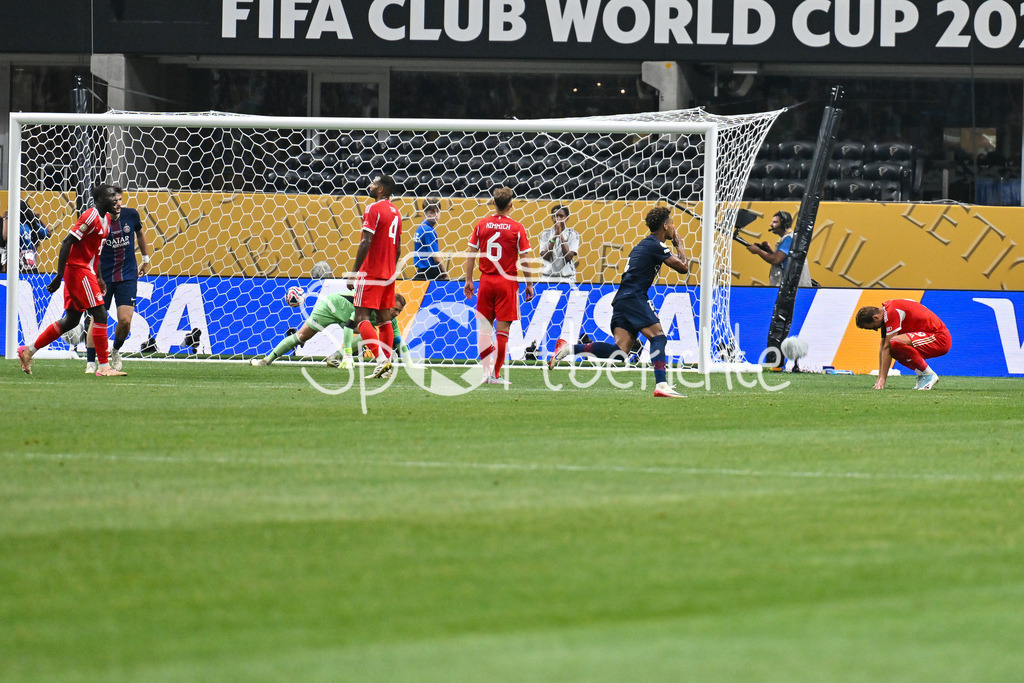 Paris Saint Germain - FC Bayern München | Jubel der Franzosen nach dem Treffer zum 1-0 durch Desire DOUE (Paris SG 14) / Tor / Torschuetze / Freude / Happy / FIFA Club World Cup: Paris Saint Germain - FC Bayern Muenchen, Mercedes Benz Stadium am 05.07.2025 / NOT FOR SALE IN USA