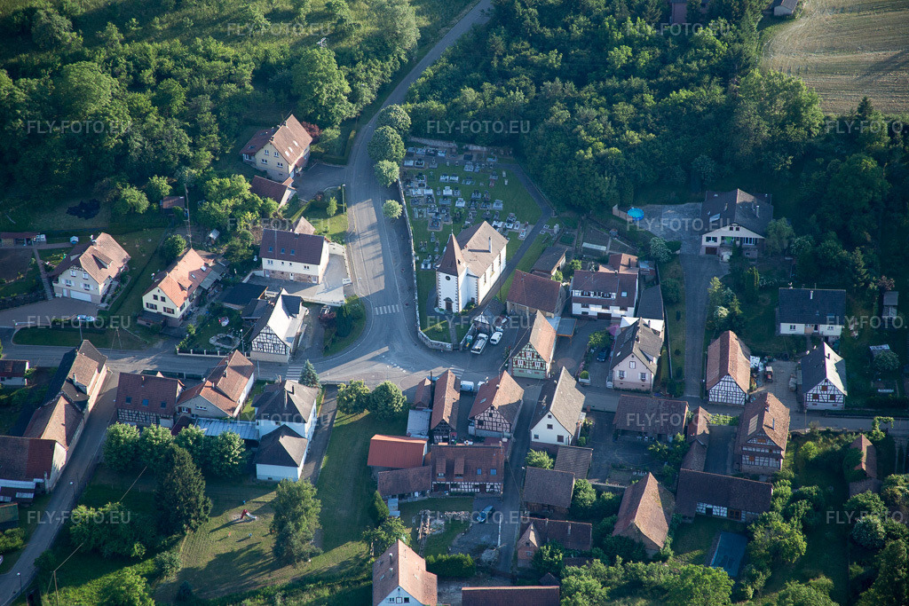 Vue aérienne: Vue de la ville à Mitschdorf dans le département Bas Rhin, France. Photo: IMG_080234.jpg prise le 05/06/2015 par Werner Riehm/FLY-FOTO.eu – Résolution de l'original: 5472 x 3648 px
