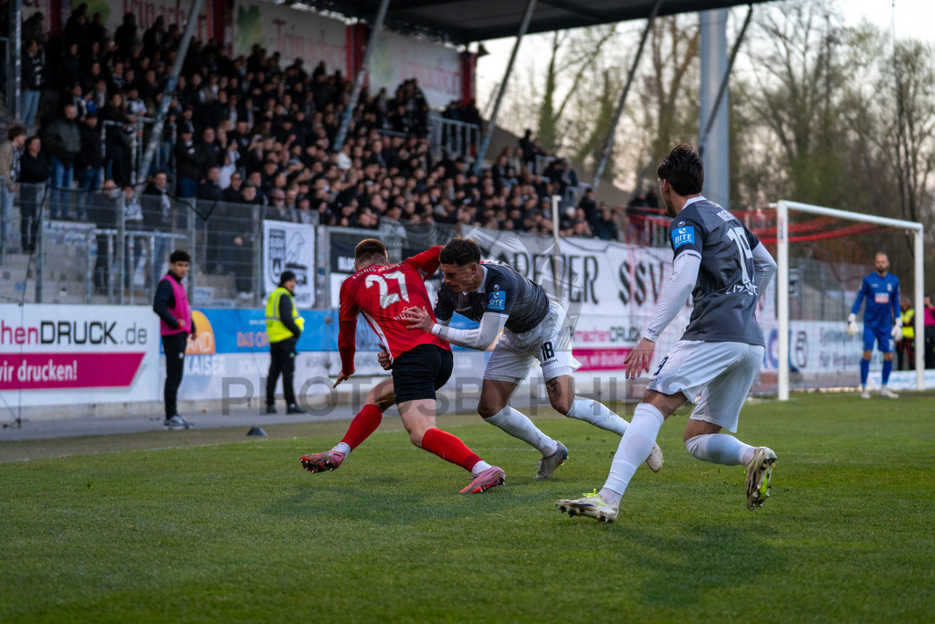 SG Sonnenhof Grossaspach vs. SSV Ulm 1846 Fussball, Fussball, WFV-Pokal, Viertelfinale, 01.04.2026 | Zweikampf zwischen Luca Bazzoli (SSV Ulm 1846 Fussball, #18) und Loris Maier (SG Sonnenhof Grossaspach, #27),SG Sonnenhof Grossaspach vs. SSV Ulm 1846 Fussball, Fussball, WFV-Pokal, Viertelfinale, 01.04.2026
