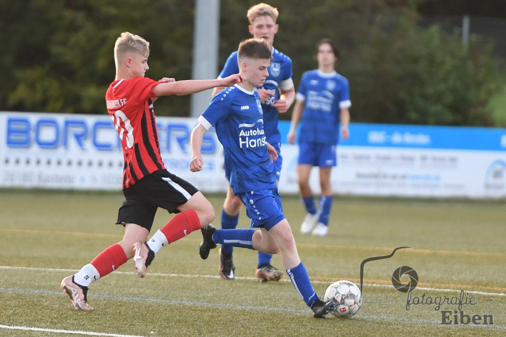 FC Rastede-Heidmühler FC | B-Jugend Bezirkspokal; FC Rastede (blau)-Heidmühler FC (rot) am 16.08.2023; in Rastede (Sportanlage Köttersweg), Photo: Philip Eiben 2023 - Realisiert mit Pictrs.com