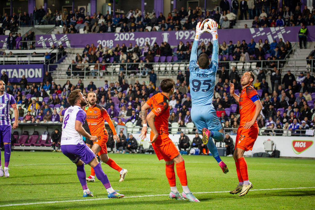 Fußball NB I. (Ungarn) Saison 2024/25, 32. Spieltag: Újpest FC gegen Nyíregyháza Spartacus***Torwart Béla Fejér (95, Spartacus) hat den Ball sicher | Fußball NB I. (Ungarn) Saison 2024/25, 32. Spieltag: Újpest FC gegen Nyíregyháza Spartacus***Torwart Béla Fejér (95, Spartacus) hat den Ball sicher - Realisiert mit Pictrs.com