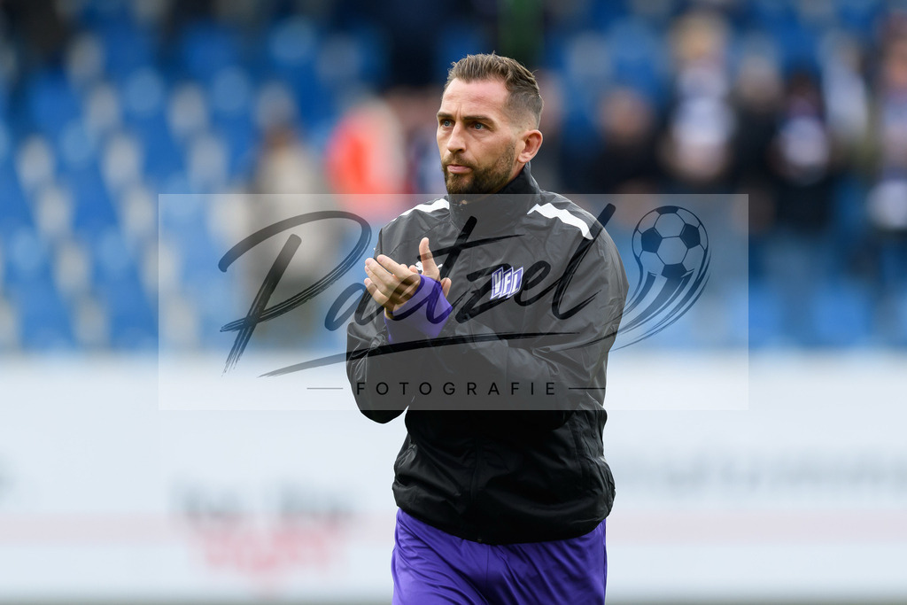 OSNTSV20211106_073 | Fussball, Herren: Marc Heider (VfL Osnabrueck) gestikuliert, Gestik bei dem Spiel der 3. Liga zwischen VfL Osnabrueck und TSV 1860 Muenchen im Stadion an der Bremer Bruecke am 06.11.2021 in Osnanbrueck, Deutschland.DFB / DFL REGULATIONS PROHIBIT ANY USE OF PHOTOGRAPHS AS IMAGE SEQUENCES AND/OR QUASI-VIDEO. - Realisiert mit Pictrs.com