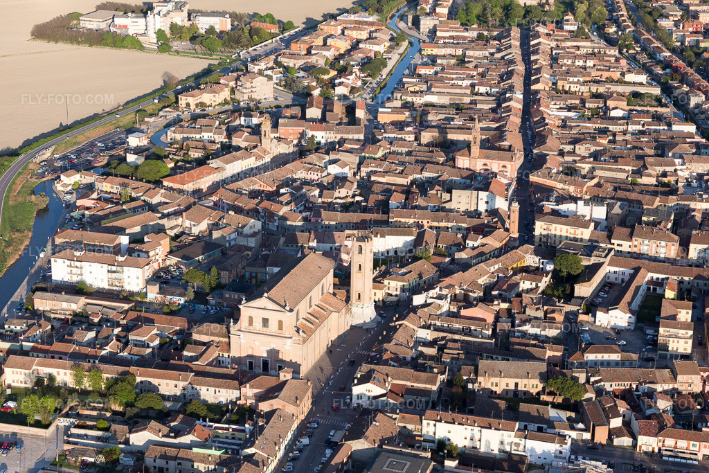 Aerial view: View of the town in Comacchio in the state Ferrara, Italy. – Photo: IMG_098676.jpg taken on 04/06/2017 by Werner Riehm/FLY-FOTO.com – Resolution of the original: 5472 x 3648 px