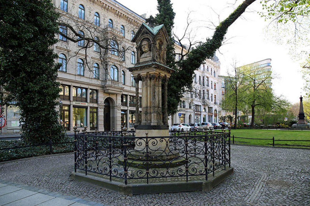 Foto: Leipzig - Altes Bach-Denkmal | Das Team hinter BILDLEXIKON LEIPZIG bündelt historische wie aktuelle Informationen über die Stadt Leipzig in Text und Bild auf einer Plattform und stellt diese der interessierten Öffentlichkeit zur Verfügung.