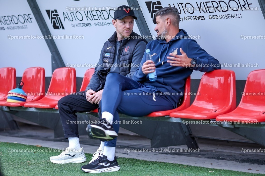 FCVK16092501006 | 16.09.2025, Fußball, FC Viktoria Köln – TSG 1899 Hoffenheim II, 3.Liga, Sportpark Höhenberg, Saison 2025 2026: Cheftrainer Marian Wilhelm (Viktoria Koeln #hc) neben Cheftrainer Stefan Kleineheismann (Hoffenheim II #hc )zusammen auf der Trainerbank DFB regulations prohibit any use of photographs as image sequences and or quasi-video.