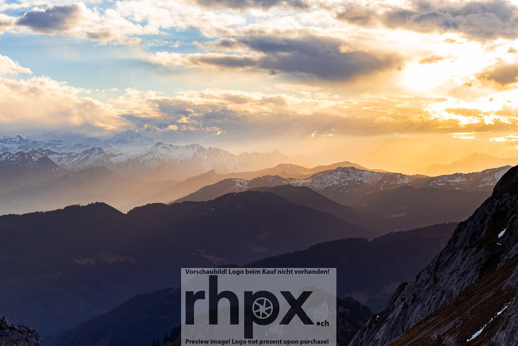 Goldene Bergsilhouetten | <p><strong>Licht. Tiefe. Geborgenheit.</strong></p>
<p>Sanfte Goldtöne umspielen die majestätischen Silhouetten der Bergketten und schaffen eine Atmosphäre voller Ruhe. Dieses Motiv fängt die schier endlose Weite der Alpen in einem flüchtigen, magischen Moment ein.</p>
<p>Wähle unter "Produktauswahl" dein Wunschformat: Vom klassischen Wandbild über Puzzle & Tassen bis zum digitalen Download (z.B. als Handy-Hintergrund).</p>
<br> - Realisiert mit Pictrs.com