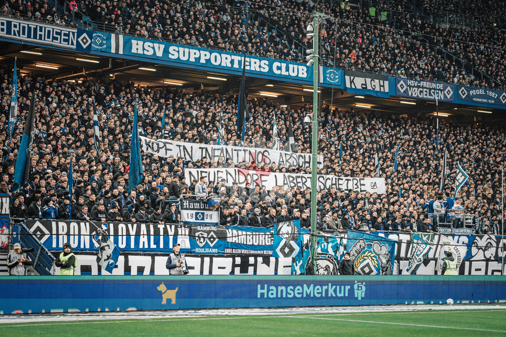 Fußball | Männer | Saison 2024/2025 | 2. Fußball-Bundesliga | 15. Spieltag | Hamburger SV vs. SV Darmstadt 98 | 08.12.2024 | HSV Fans mit einem Transparent: Kopf In Infantinos Arsch - Neuendorf labert Scheiße, Kritik am DFB und FIFA WM vergabe Saudi Arabien