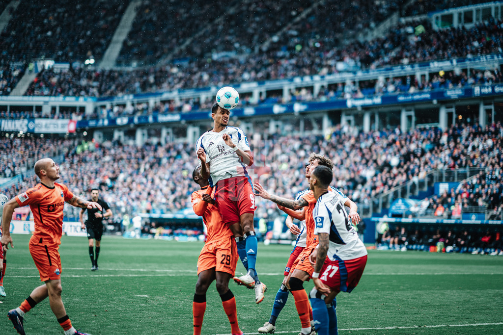 Fußball | Männer | Saison 2024/2025 | 2. Fußball-Bundesliga | 7. Spieltag | Hamburger SV vs. SC Paderborn 07 | 28.09.2024 | Robert Glatzel (#9, HSV) beim Kopfball