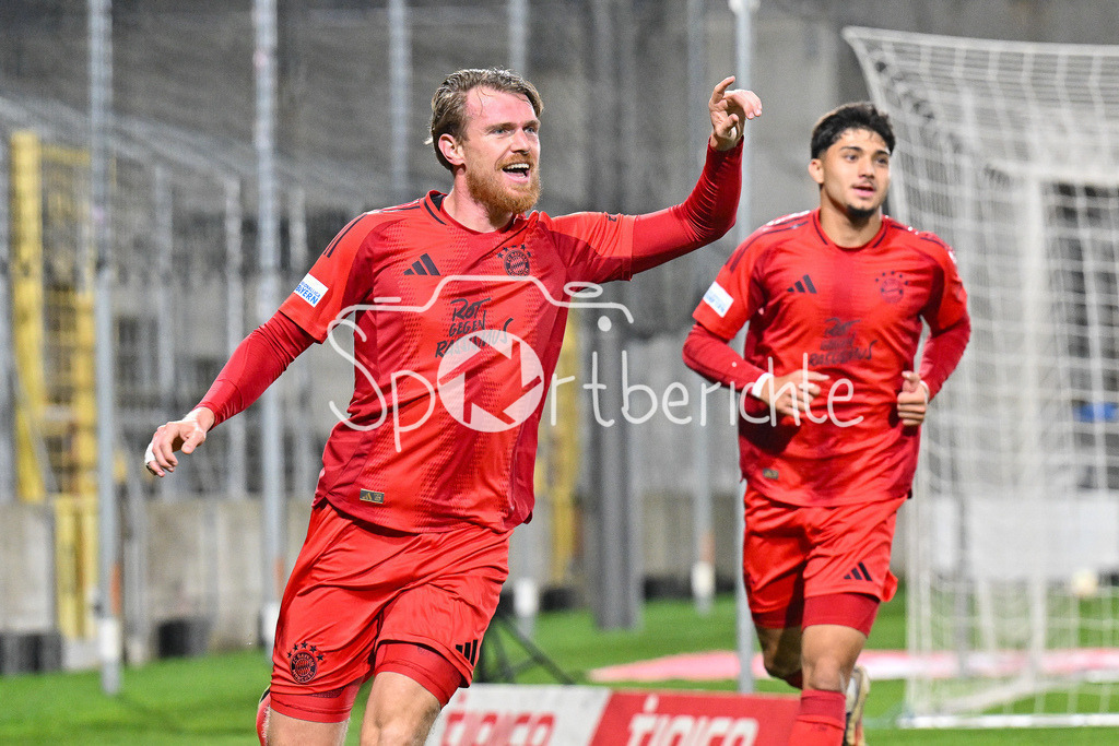 FC Bayern Amateure - SpVgg Greuther Fürth II | Jubel nach dem Treffer zum 1-0 durch Steve BREITKREUZ (FC Bayern München II #5) / Tor / Freude / Torschuetze / Regionalliga Bayern: FC Bayern Muenchen II - SpVgg Greuther Fuerth II, Gruenwalder Stadion am am 29.10.2024