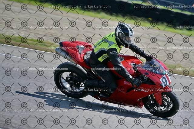 26BT02-1065 | markuskiefer.com - Realisiert mit Pictrs.com