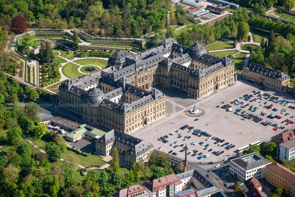 3701239 | Würzburger Residenz ist ein barocker Schlossbau am Rande der Innenstadt von Würzburg, der 1720 begonnen wurde und bis 1744 vollendet war.