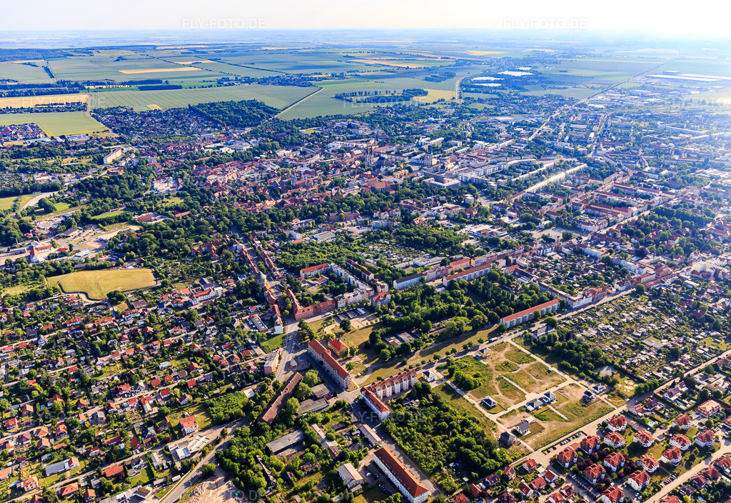 Luftbild: Stadtübersicht aus Südwesten im Ortsteil Diocese Halberstadt in Halberstadt im Bundesland Sachsen-Anhalt in Deutschland. Foto: IMG_148219.jpg vom 14.06.2025 durch Werner Riehm/FLY-FOTO.de