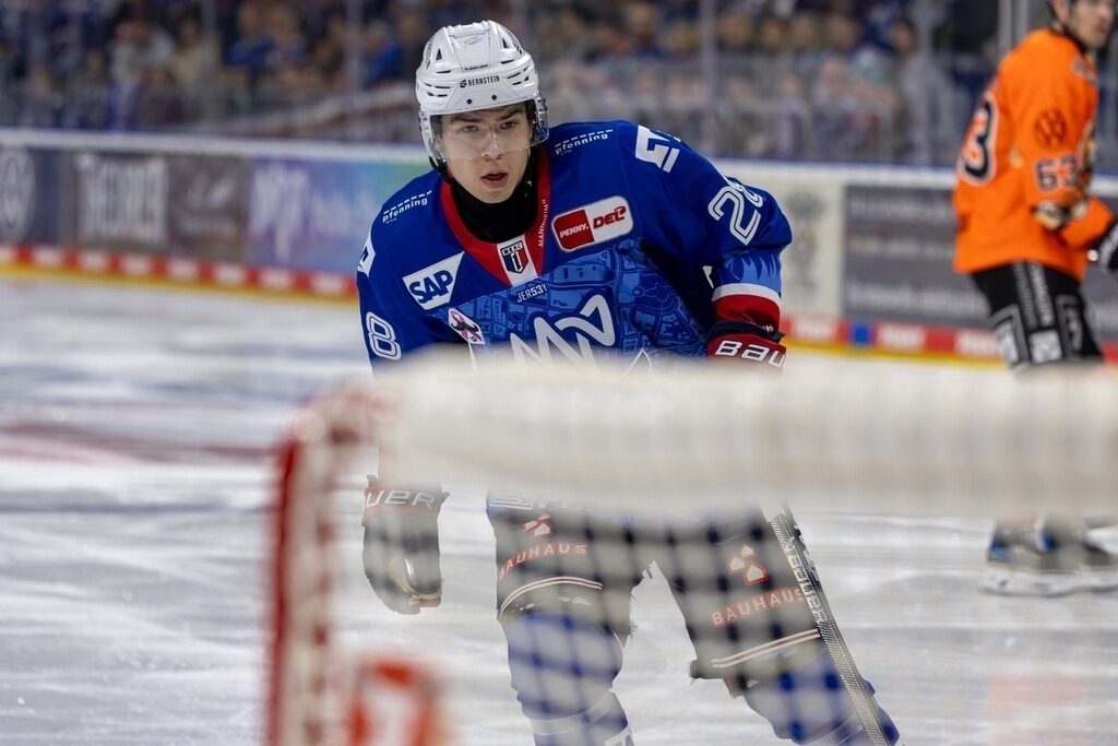 DEL, Deutsche Eishockey Liga Saison 2025/26, 19. Spieltag: Adler Mannheim gegen Grizzlys Wolfsburg | DEL, Deutsche Eishockey Liga Saison 2025/26, 19. Spieltag: Adler Mannheim gegen Grizzlys Wolfsburg***Alexander Ehl (28, Mannheim) - Realisiert mit Pictrs.com