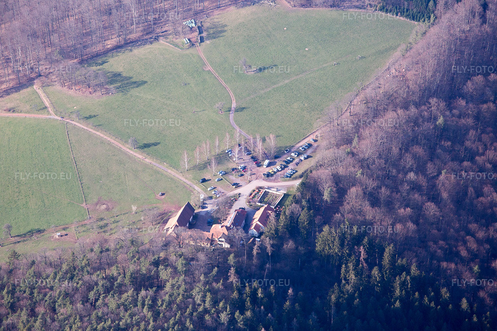 Vue aérienne: Gimbelhof à Wingen dans le département Bas Rhin, France. Photo: IMG_086696.jpg prise le 26/03/2016 par Werner Riehm/FLY-FOTO.eu – Résolution de l'original: 5472 x 3648 px