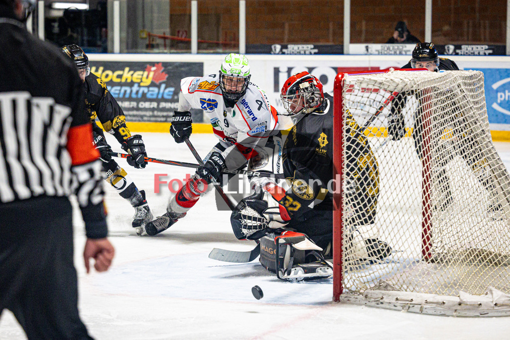 EHC Königsbrunn PINGUINE gegen TSV Peißenberg MINERS | Eishockey Bayernliga Herren Playoffs Viertelfinale 2024/25 - Spiel 5 von 7, EHC Königsbrunn PINGUINE gegen TSV Peißenberg MINERS, 20250218,Torchance Anton ENGEL (MINERS 9),2025-02-18 in Königsbrunn (Eisstadion Königsbrunn)Anton ENGEL (MINERS 9), David BLASCHTA (EHC Goalie 31)Copyright: WolfgangxLindner foto-lindner.de
