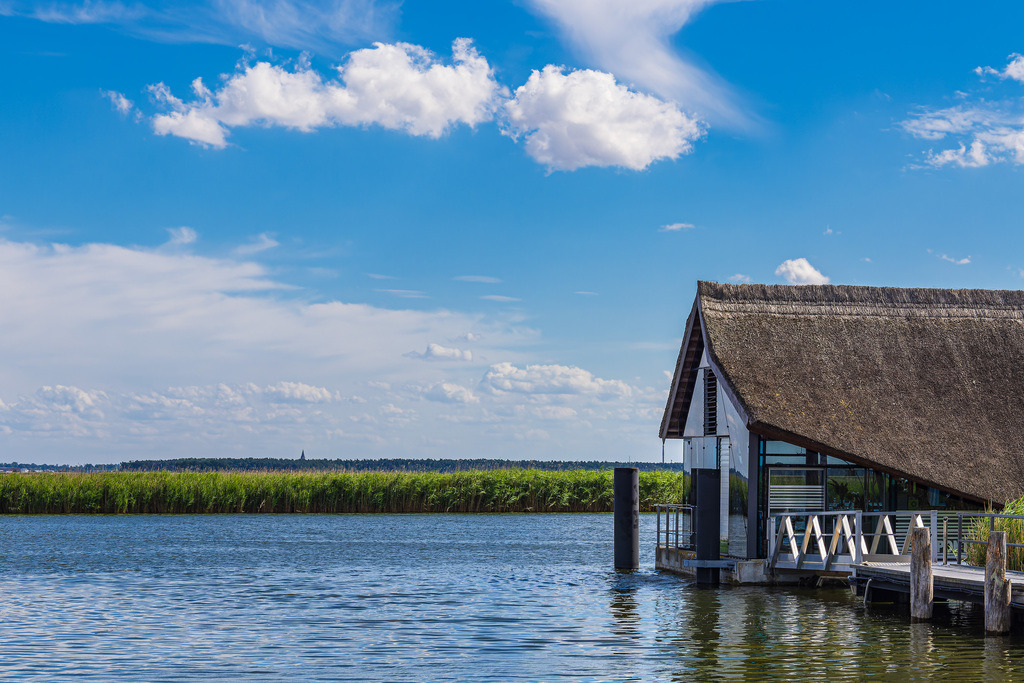 Schwimmendes Haus im Hafen von Wieck auf dem Fischland-Darß | Schwimmendes Haus im Hafen von Wieck auf dem Fischland-Darß.